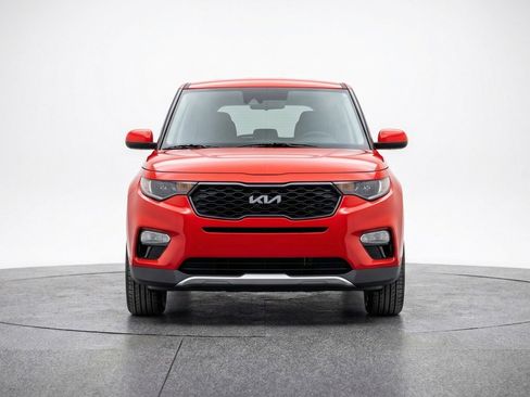 Used 2025 Kia Soul LX w/ LX Technology Package FWD image 2