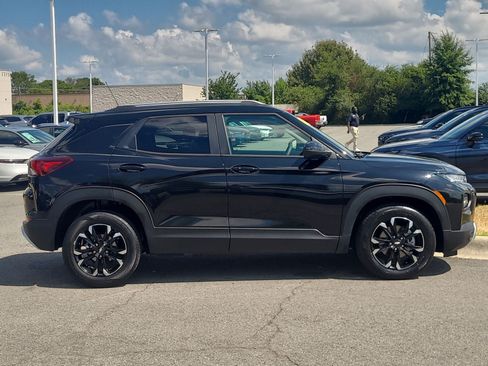 Used 2022 Chevrolet TrailBlazer LT w/ Convenience Package FWD image 2