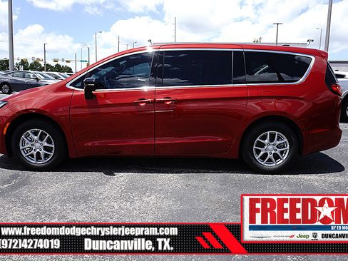 New 2027 Chrysler Pacifica Select FWD image 2