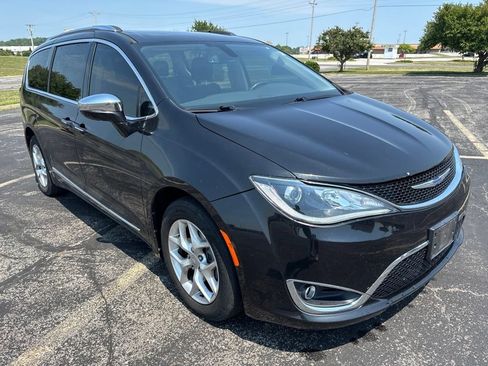 Used 2020 Chrysler Pacifica Limited FWD image 3