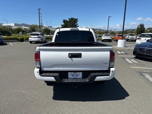 Used 2021 Toyota Tacoma TRD Sport w/ Technology Package RWD image 4