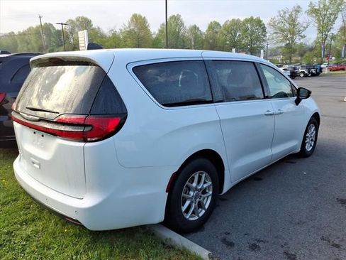 Used 2024 Chrysler Pacifica Touring-L image 7