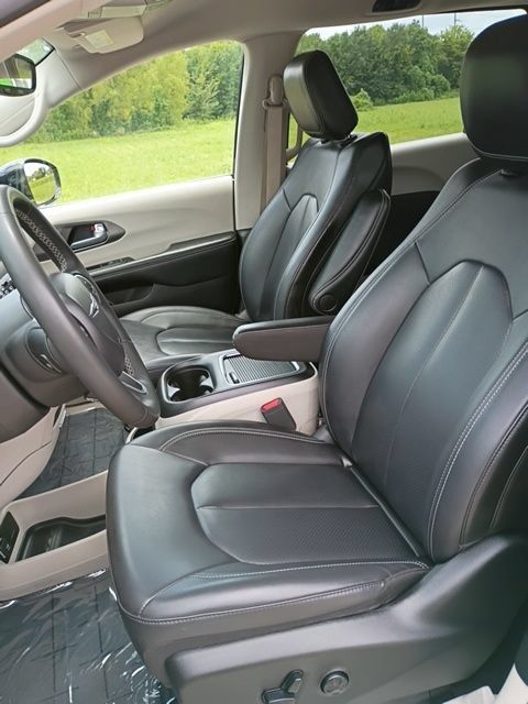 Used 2024 Chrysler Pacifica Limited FWD image 18