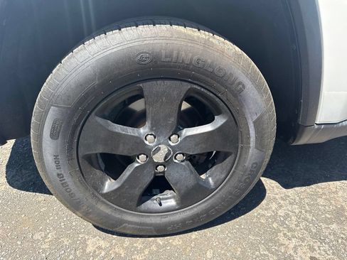 Used 2011 Jeep Grand Cherokee Laredo AWD/4WD image 25