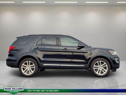 Used 2017 Ford Explorer XLT w/ Equipment Group 202A AWD/4WD image 2
