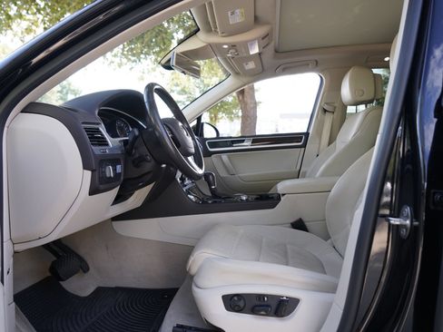 Used 2016 Volkswagen Touareg Sport AWD/4WD image 9