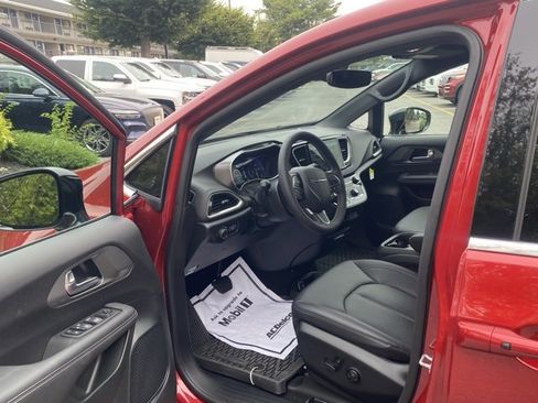 Used 2025 Chrysler Voyager LX image 14