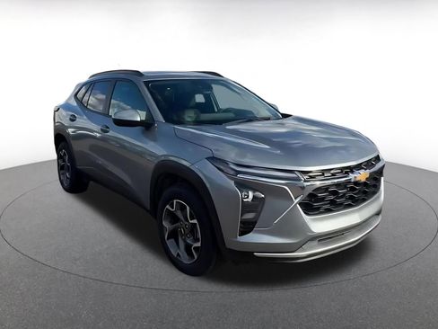 Used 2025 Chevrolet Trax LT FWD image 3