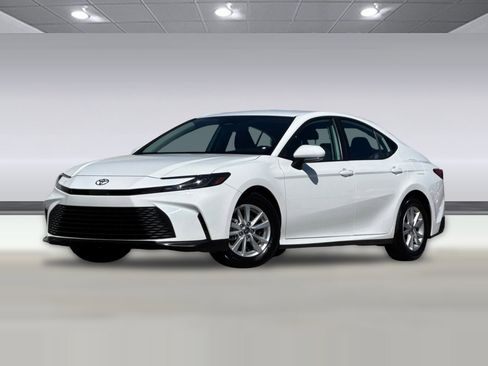 Used 2025 Toyota Camry LE image 21