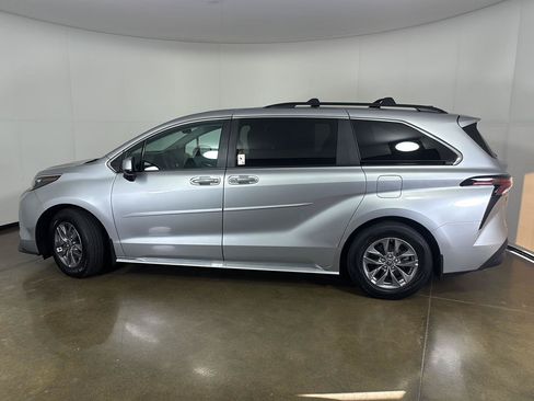 Used 2025 Toyota Sienna XLE w/ XLE Plus Package AWD/4WD image 14