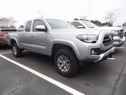 Used 2017 Toyota Tacoma SR5 w/ Tow Package image 4