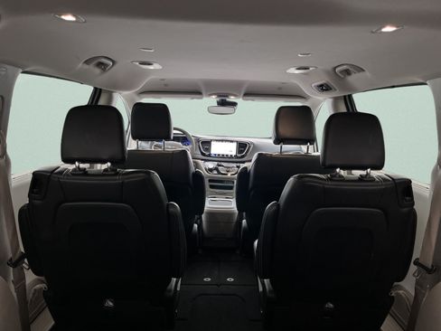 Used 2024 Chrysler Pacifica Touring-L FWD image 11