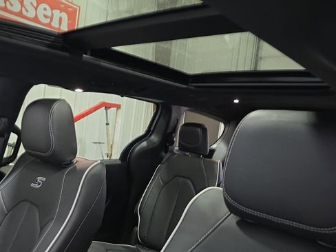 New 2026 Chrysler Pacifica Limited w/ S Appearance Package image 18