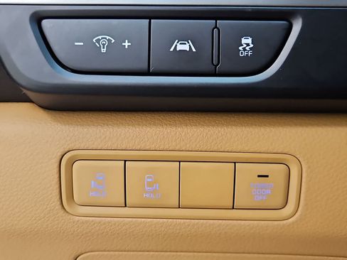 Used 2024 Kia Carnival LX FWD image 31