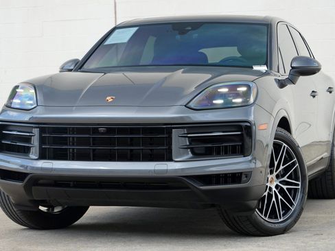 Used 2025 Porsche Cayenne AWD/4WD image 3