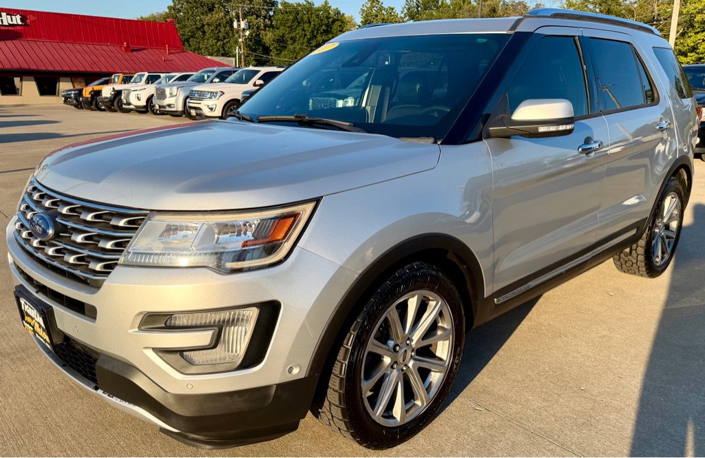 Used 2017 Ford Explorer Limited w/ Equipment Group 301A FWD image 3