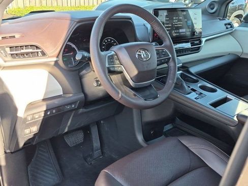 Used 2023 Toyota Sienna Platinum AWD/4WD image 9
