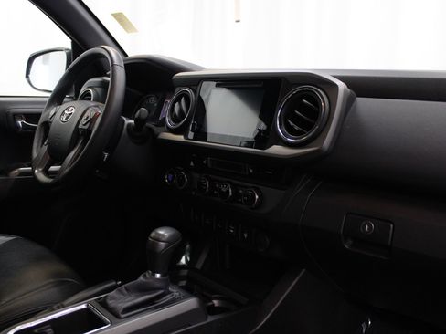 Used 2016 Toyota Tacoma TRD Sport w/ Premium & Technology Package image 28