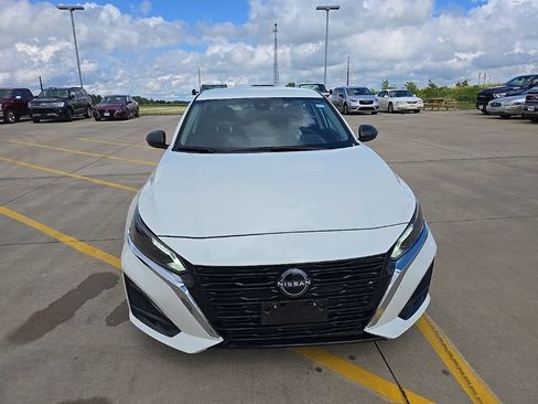 Used 2025 Nissan Altima 2.5 SV FWD image 3