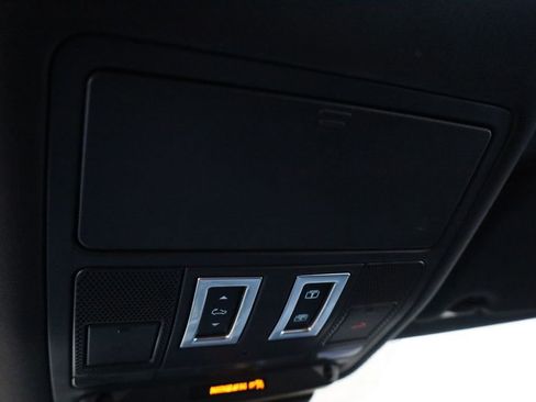 Used 2018 Jaguar F-PACE Premium image 36