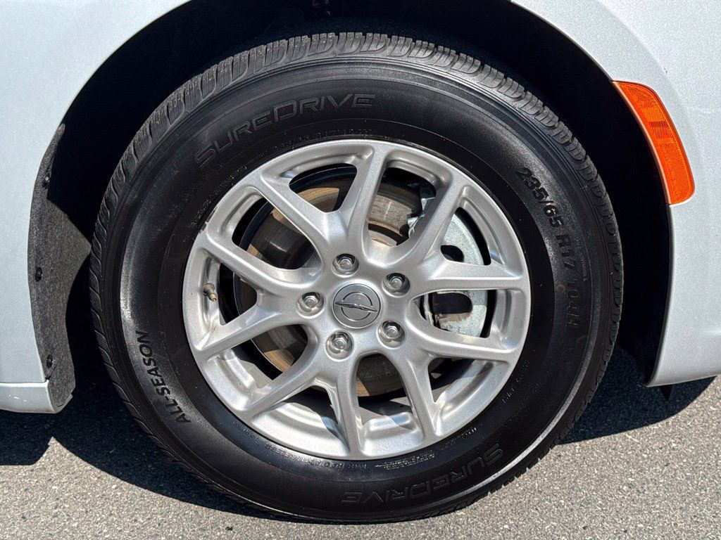 Used 2024 Chrysler Pacifica Touring-L FWD image 11