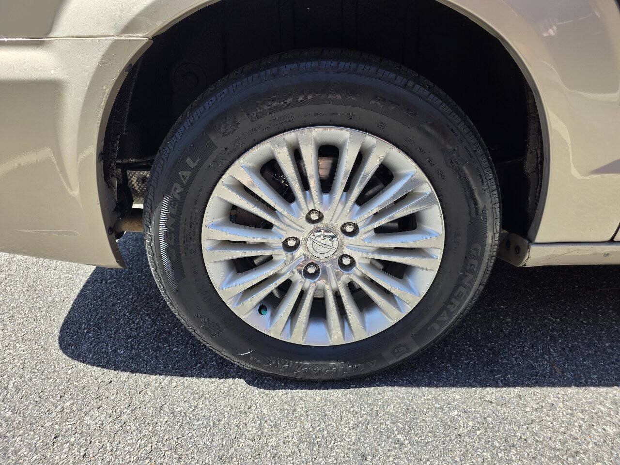 Used 2015 Chrysler Town & Country Limited Platinum FWD image 34