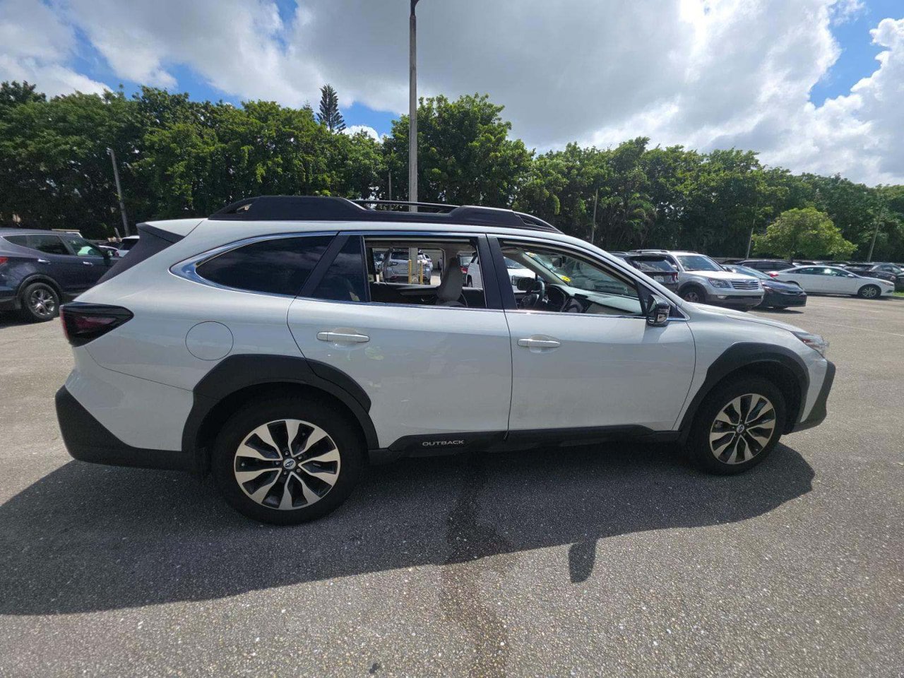 Used 2023 Subaru Outback Limited AWD/4WD image 3
