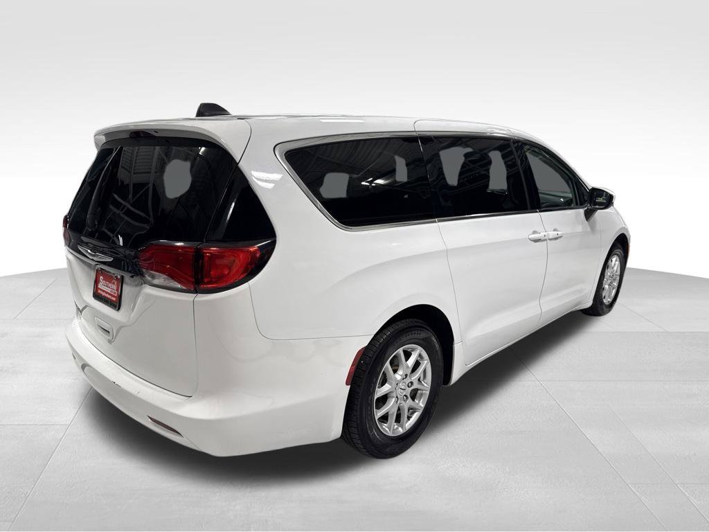 Used 2022 Chrysler Voyager LX FWD image 8
