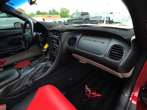 Used 2000 Chevrolet Corvette Convertible w/ Performance Handling Pkg image 25