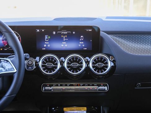 New 2025 Mercedes-Benz GLA 250 4MATIC image 13
