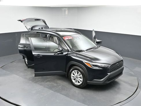 Used 2025 Toyota Corolla Cross LE image 47