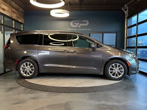 Used 2021 Chrysler Pacifica Touring-L AWD/4WD image 2