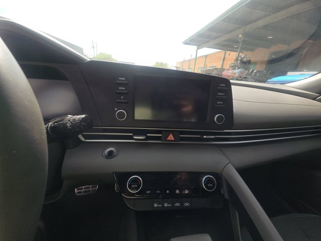 Used 2025 Hyundai Elantra Sport FWD image 2