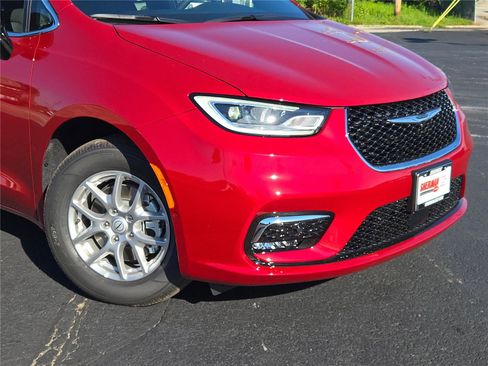 New 2026 Chrysler Pacifica Select image 2