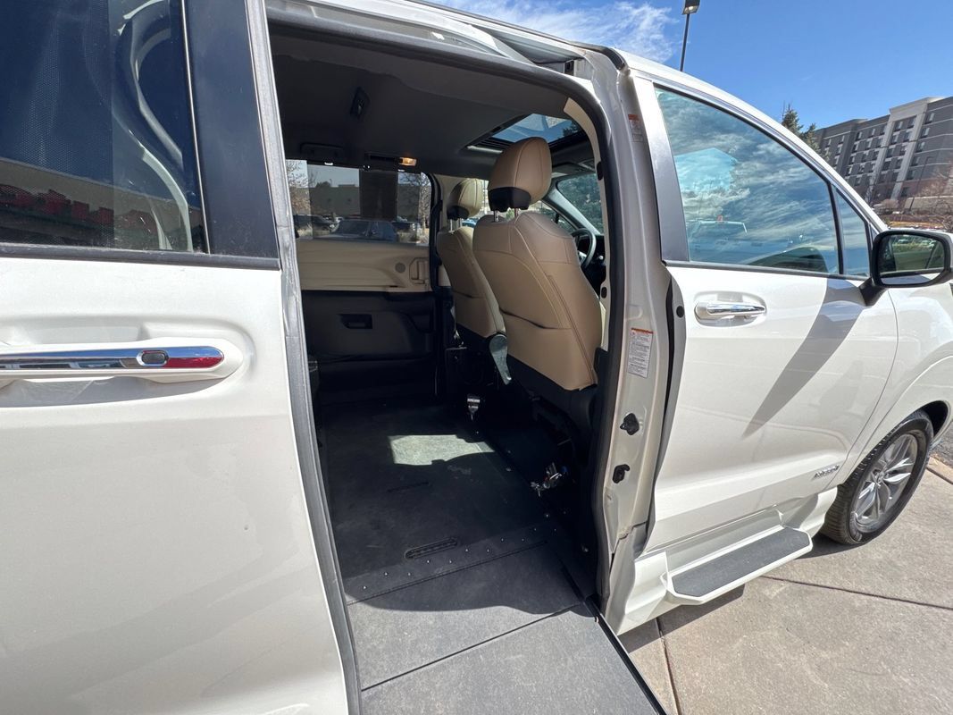 Used 2021 Toyota Sienna XLE AWD/4WD image 29