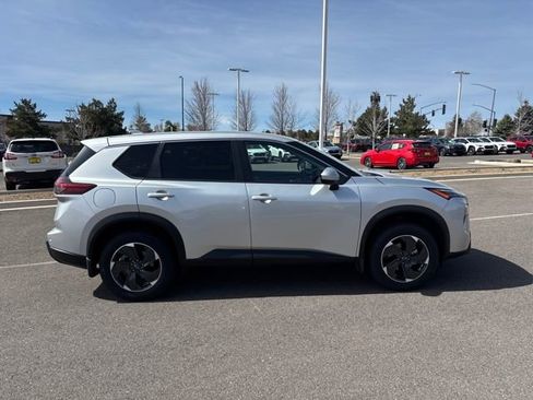 Used 2024 Nissan Rogue SV image 2