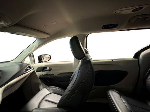 Used 2024 Chrysler Pacifica Touring-L FWD image 40
