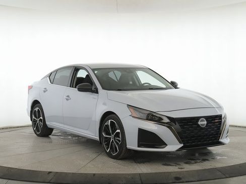 Used 2023 Nissan Altima 2.5 SR image 2