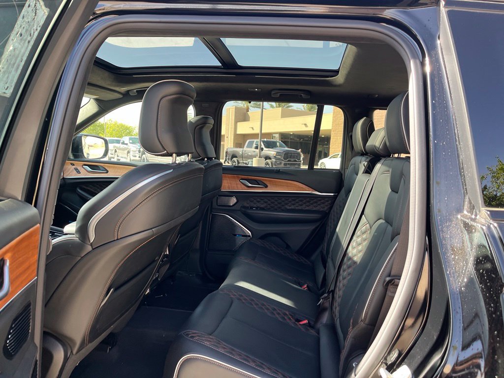 Used 2023 Jeep Grand Cherokee Summit AWD/4WD image 15