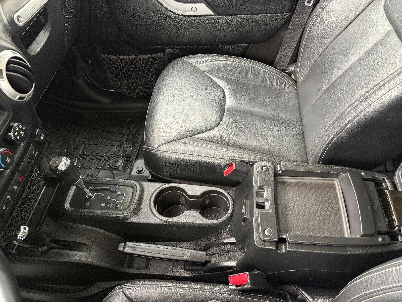 Used 2017 Jeep Wrangler Unlimited Sahara w/ Connectivity Group AWD/4WD image 14