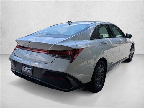 Used 2024 Hyundai Elantra SEL FWD image 5