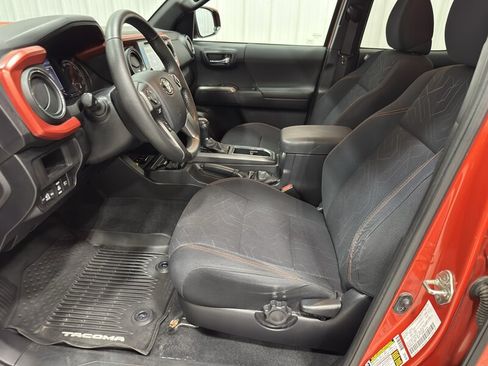 Used 2018 Toyota Tacoma TRD Sport AWD/4WD image 15