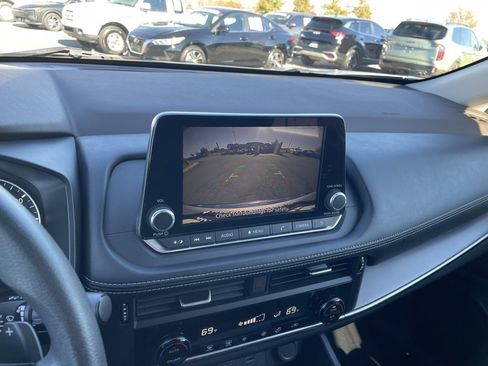 Used 2023 Nissan Rogue SV image 17
