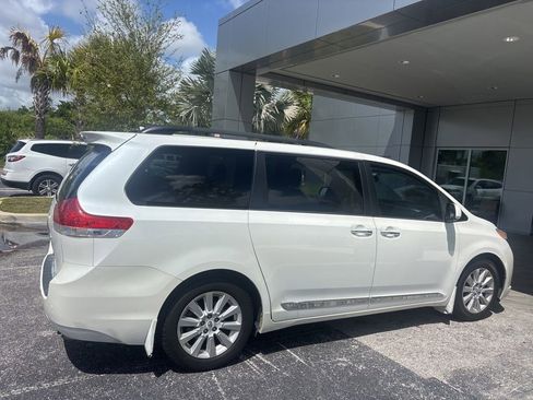 Used 2012 Toyota Sienna Limited w/ Premium Pkg image 3