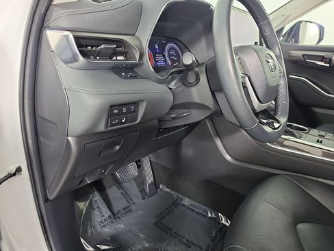 Used 2024 Toyota Highlander Limited FWD image 11