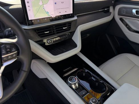 Used 2025 Ford Explorer Platinum w/ Ultimate Package image 23