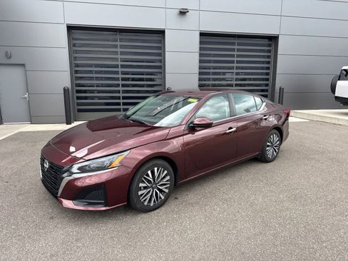 Used 2023 Nissan Altima 2.5 SV FWD image 1