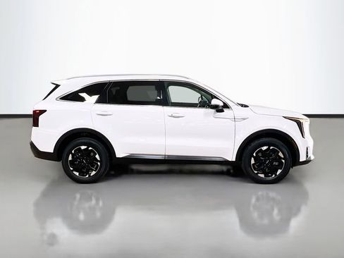Used 2024 Kia Sorento S image 8