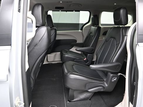 Used 2024 Chrysler Pacifica Touring-L FWD image 19
