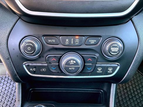 Certified 2021 Jeep Cherokee Trailhawk w/ Sun, Sound & Nav Group image 19